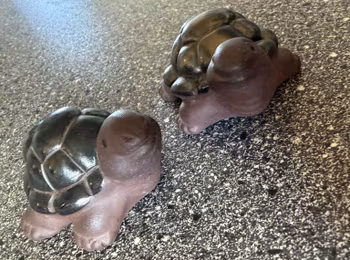 Skildpadder i keramik – 2 stk. i brun og mørkegrøn, ca. 8 cm