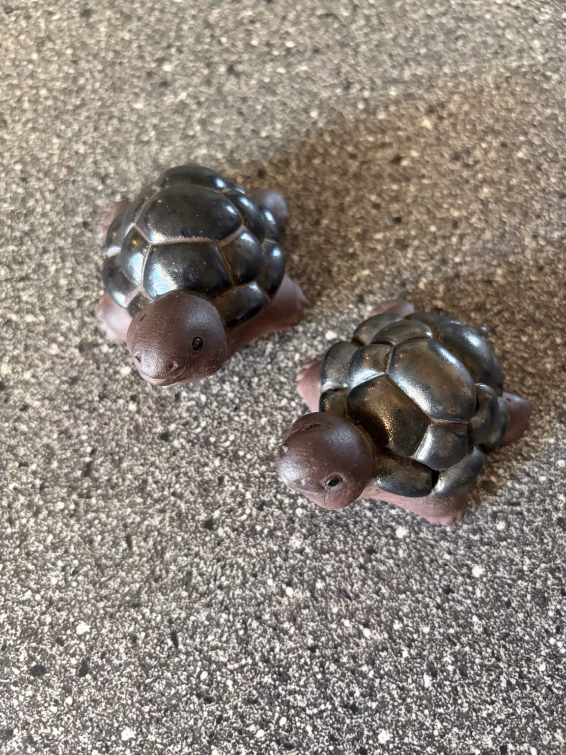 Skildpadder i keramik – 2 stk. i brun og mørkegrøn, ca. 8 cm