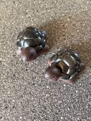 Skildpadder i keramik – 2 stk. i brun og mørkegrøn, ca. 8 cm
