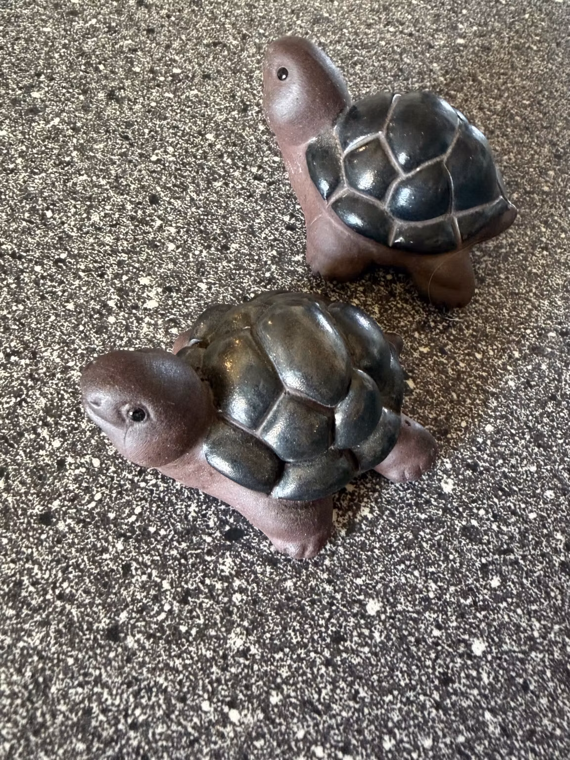 Skildpadder i keramik – 2 stk. i brun og mørkegrøn, ca. 8 cm