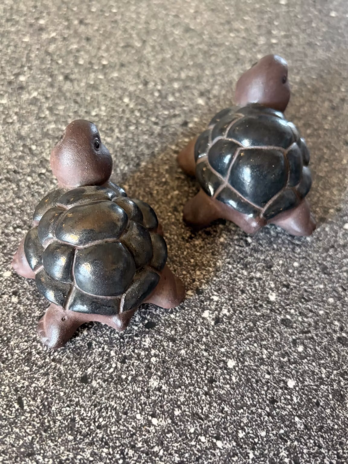 Skildpadder i keramik – 2 stk. i brun og mørkegrøn, ca. 8 cm