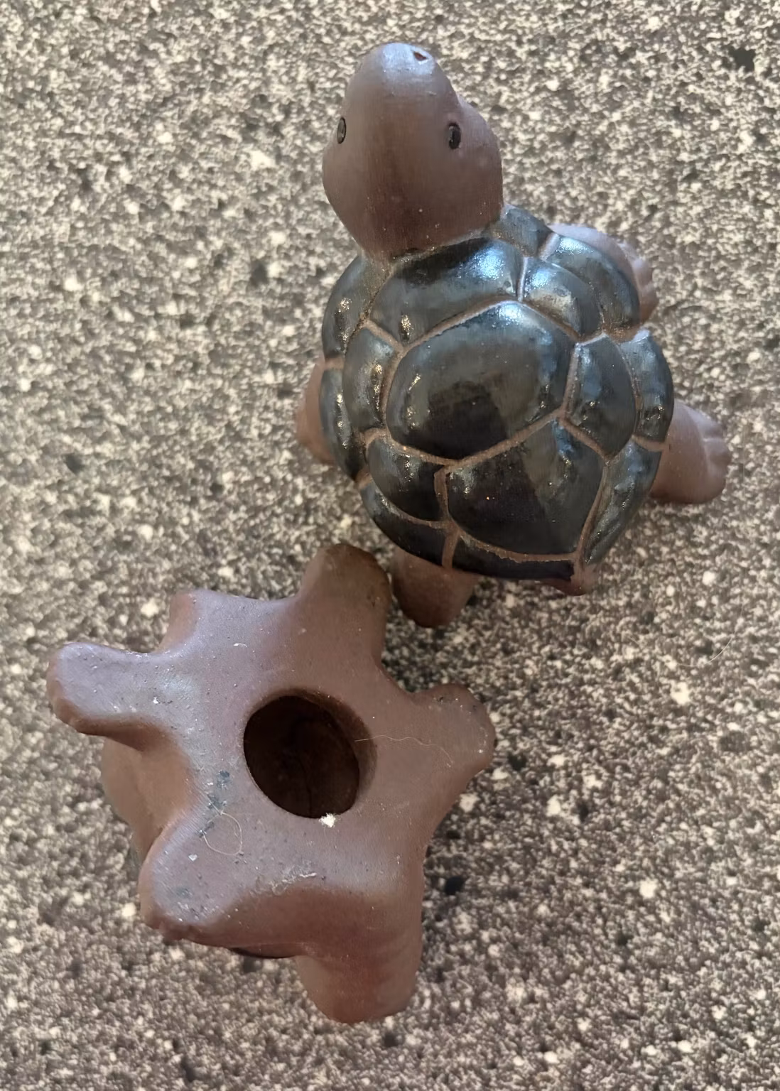 Skildpadder i keramik – 2 stk. i brun og mørkegrøn, ca. 8 cm
