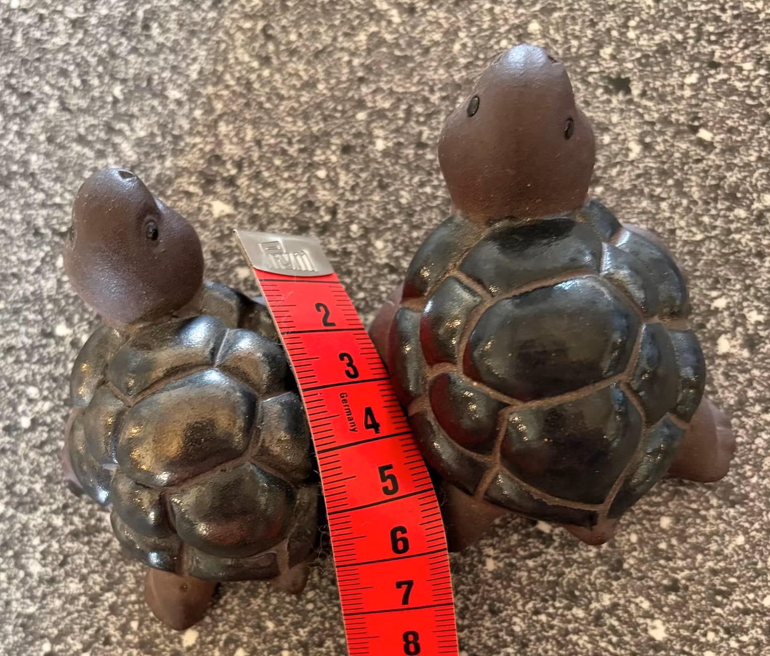 Skildpadder i keramik – 2 stk. i brun og mørkegrøn, ca. 8 cm