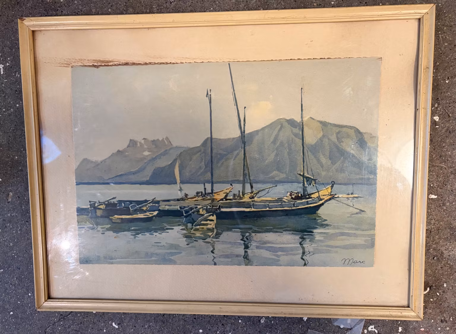 A. Marc “Lac Leman” – indrammet kunsttryk med sejlbåde, ca. 42 × 32 cm