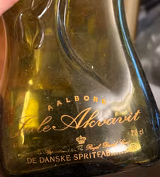 Glasflaske Aalborg Jule Akvavit – grøn med korkprop, tom