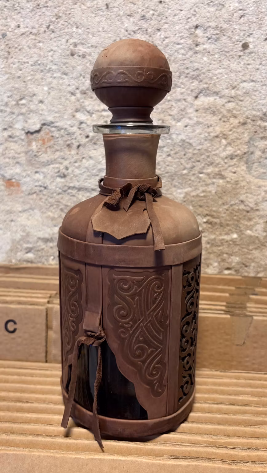 Karaffel i glas med brunt mønstret omslag og kugleprop – ca. 27 cm