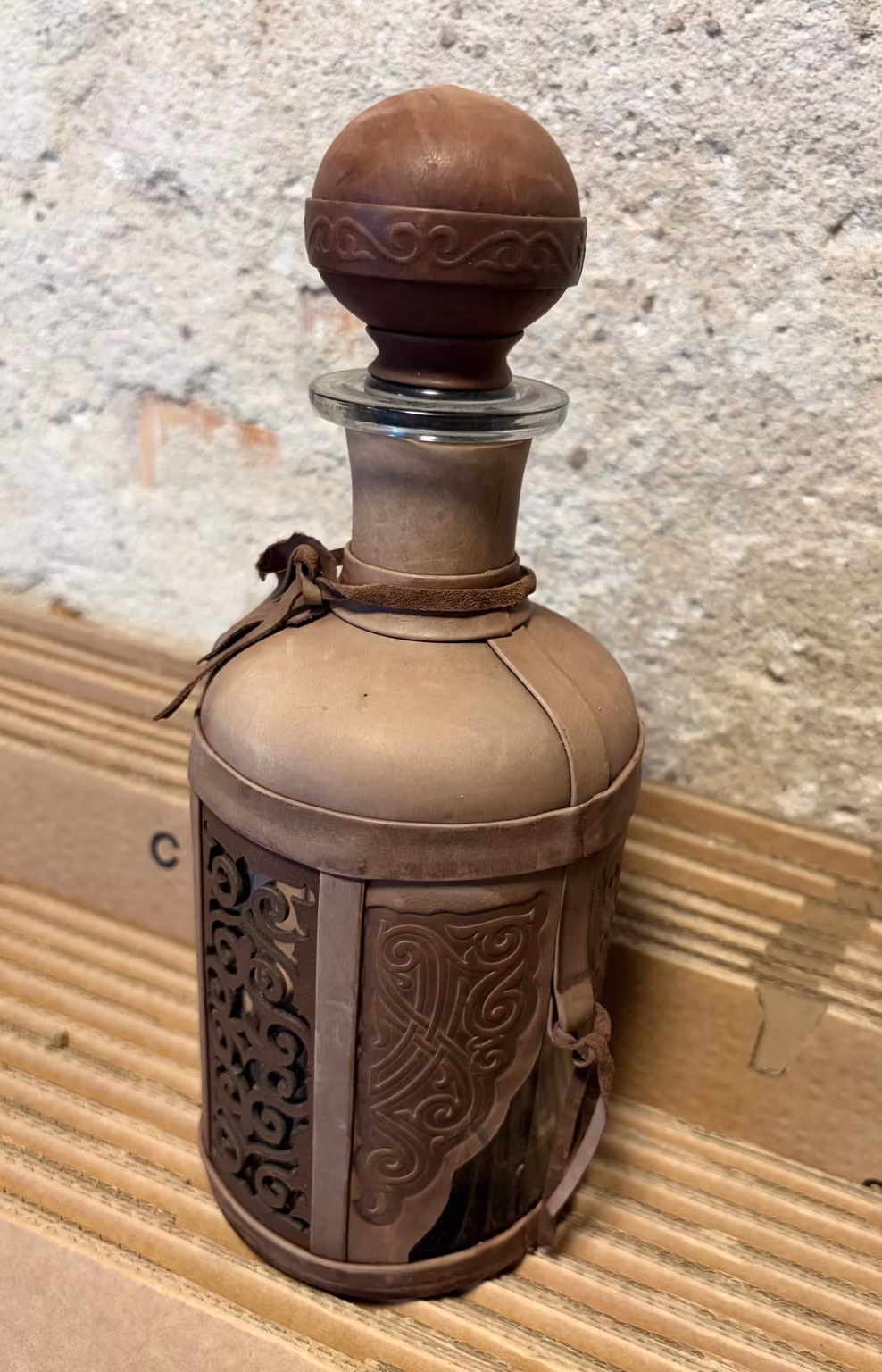Karaffel i glas med brunt mønstret omslag og kugleprop – ca. 27 cm
