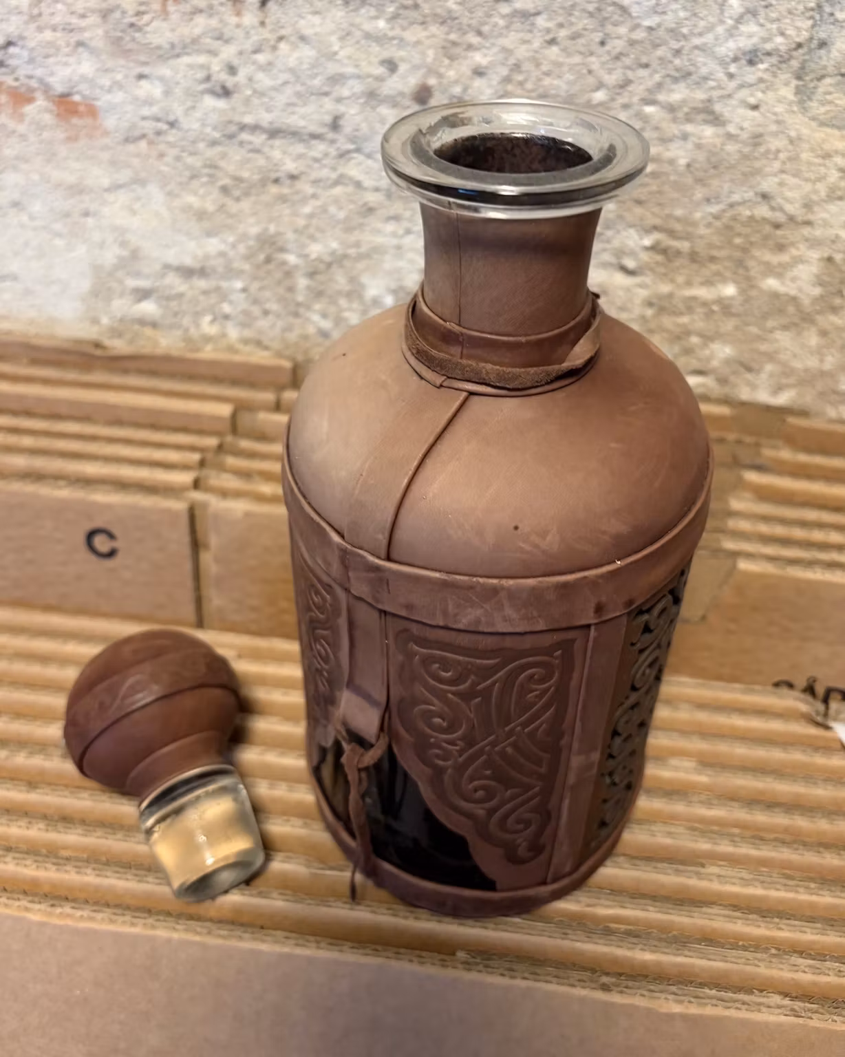 Karaffel i glas med brunt mønstret omslag og kugleprop – ca. 27 cm