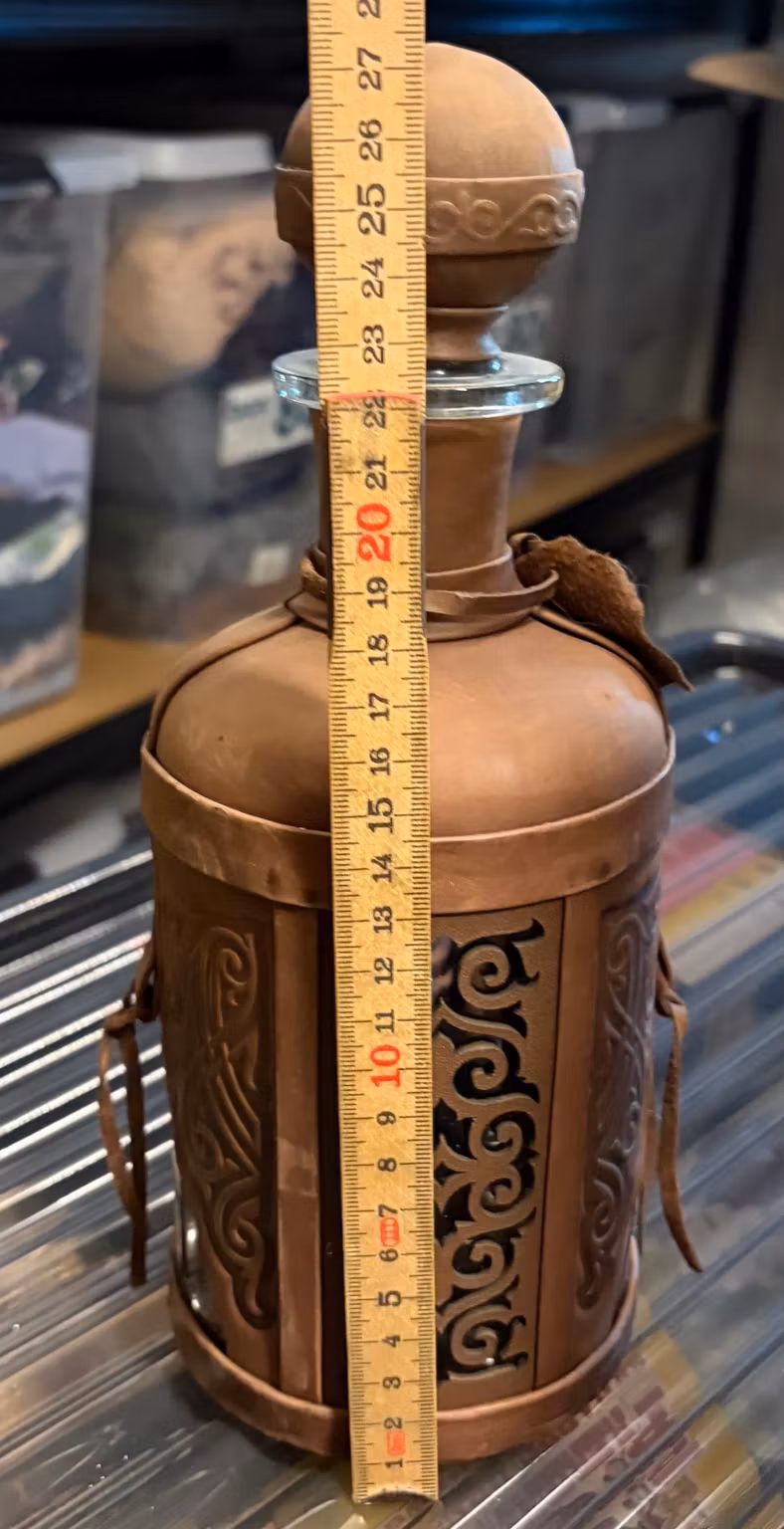 Karaffel i glas med brunt mønstret omslag og kugleprop – ca. 27 cm