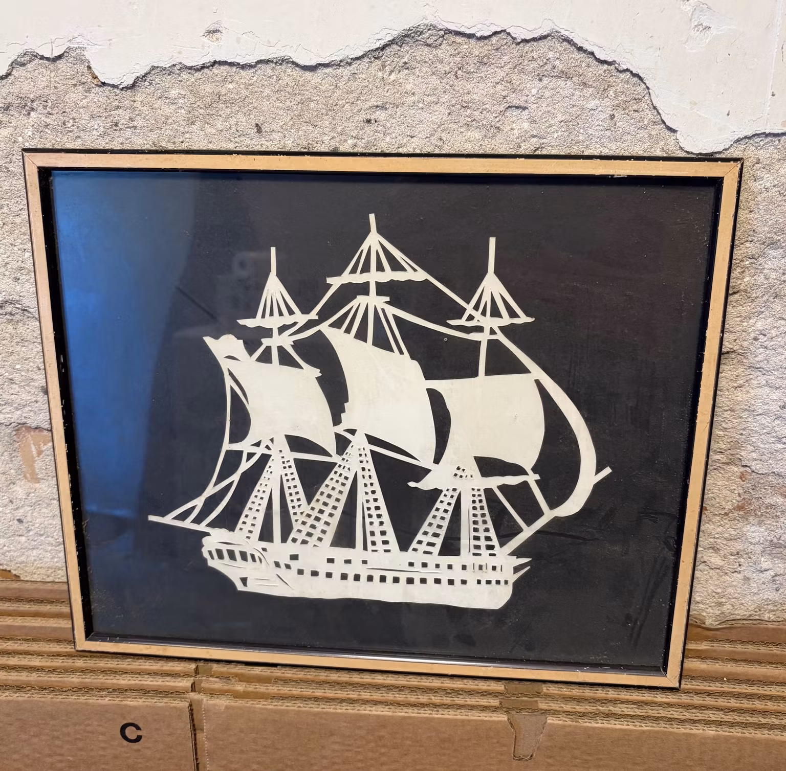 Billede med sejlskib – hvidt papirklip i guldfarvet ramme, ca. 34 × 29 cm