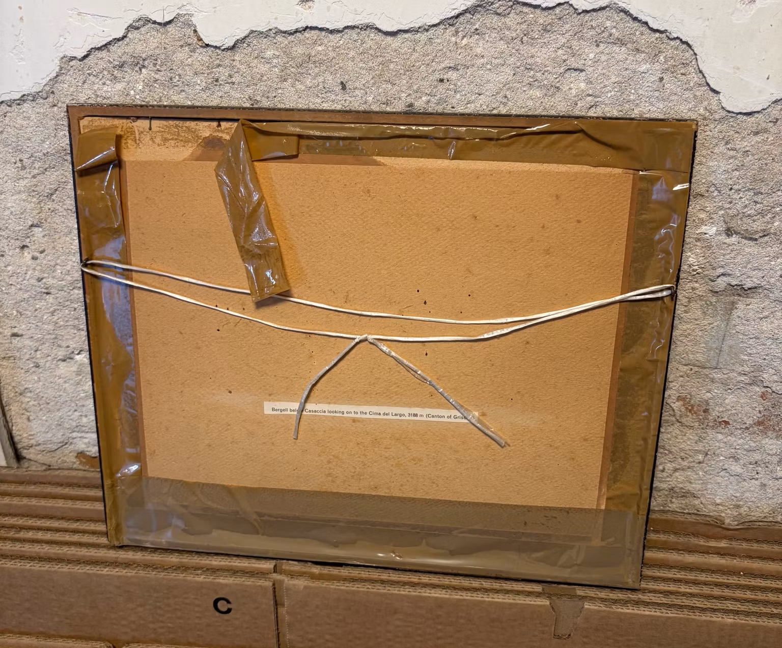 Billede med sejlskib – hvidt papirklip i guldfarvet ramme, ca. 34 × 29 cm