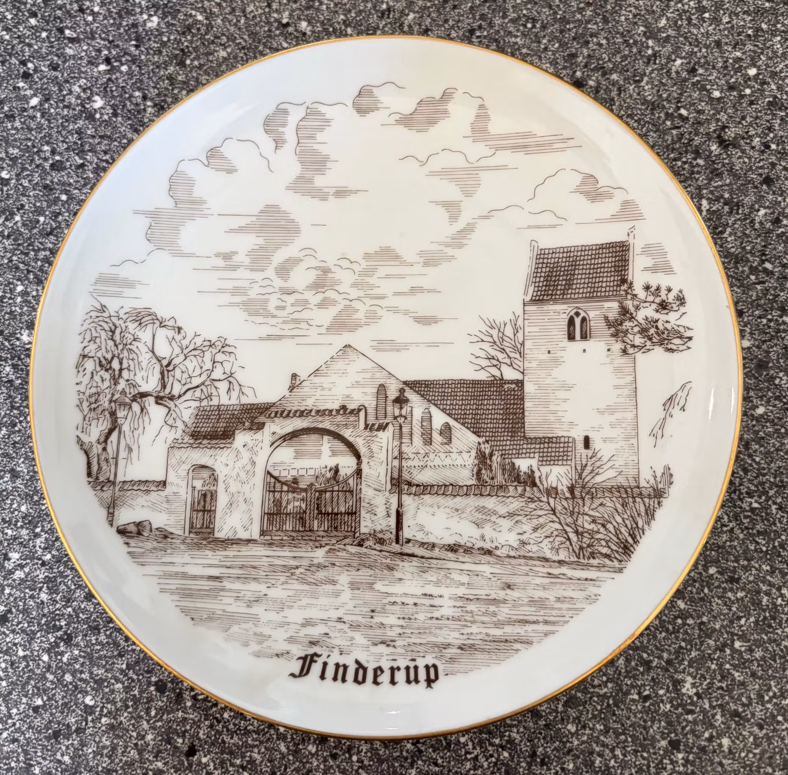 Kirkeplatte Bing & Grøndahl – Finderup, nr. 4395, ca. 19 cm