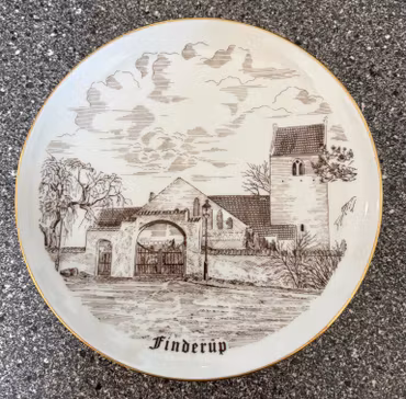 Kirkeplatte Bing & Grøndahl – Finderup, nr. 4395, ca. 19 cm