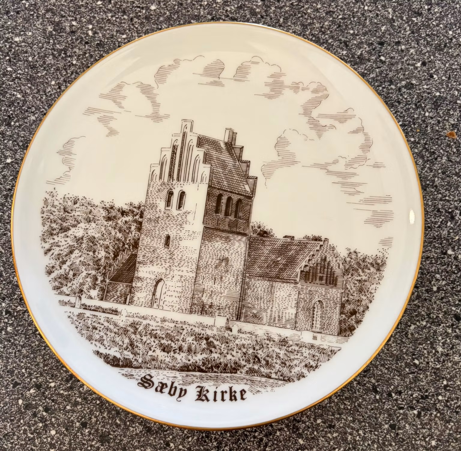 Kirkeplatte – B&G Sæby Kirke 619/4353, ca. 19 cm