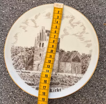 Kirkeplatte – B&G Sæby Kirke 619/4353, ca. 19 cm