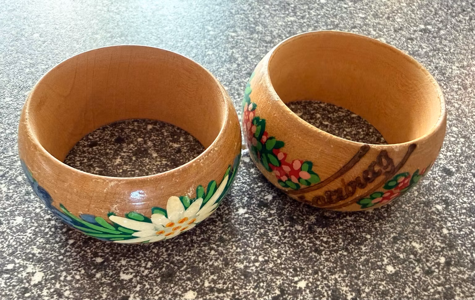 Servietringe – 2 stk. med blomster og Serfaus-tekst, ca. 5,5 cm