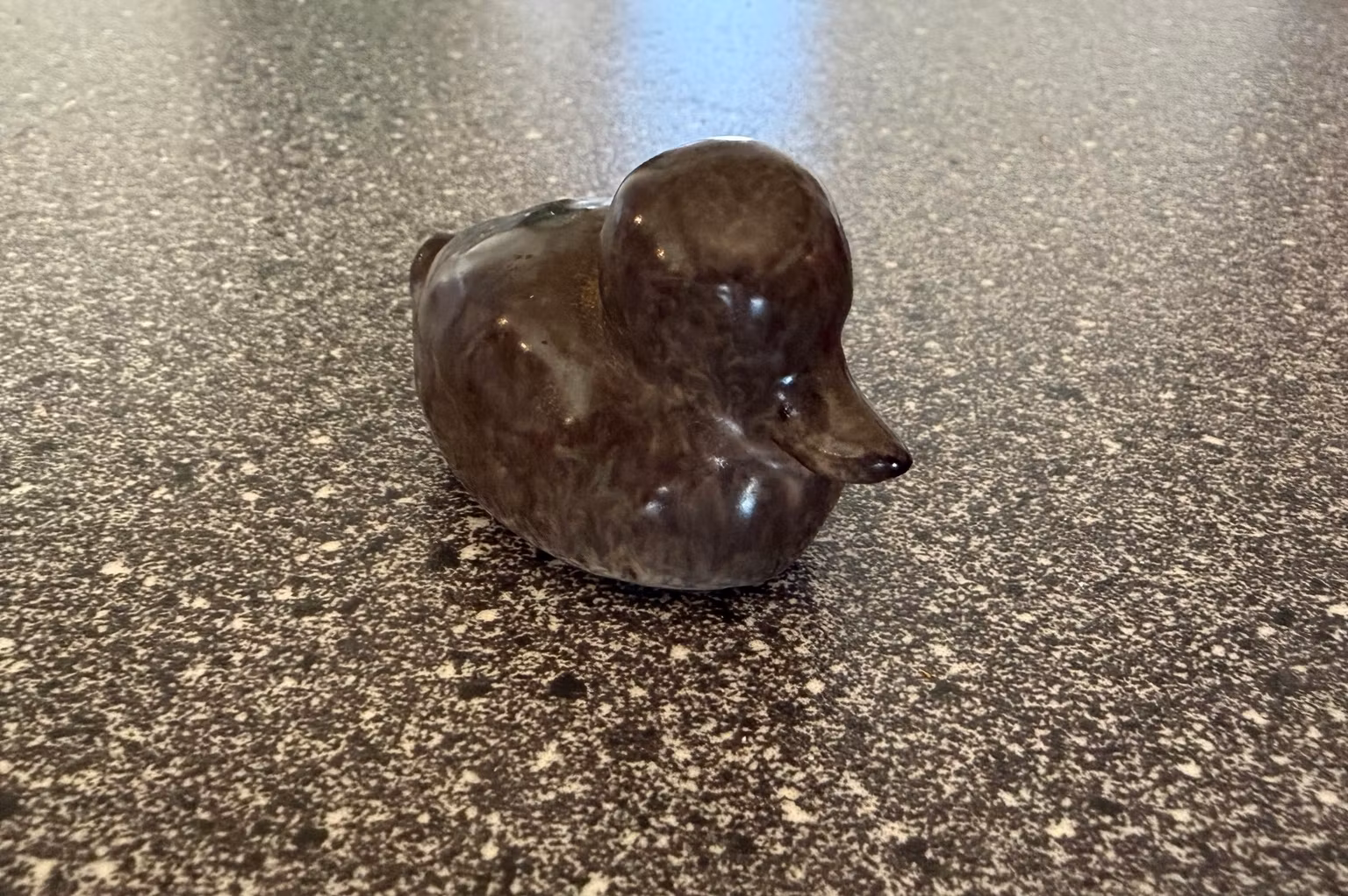 Andefigur i keramik – brun glasur, ca. 9 cm