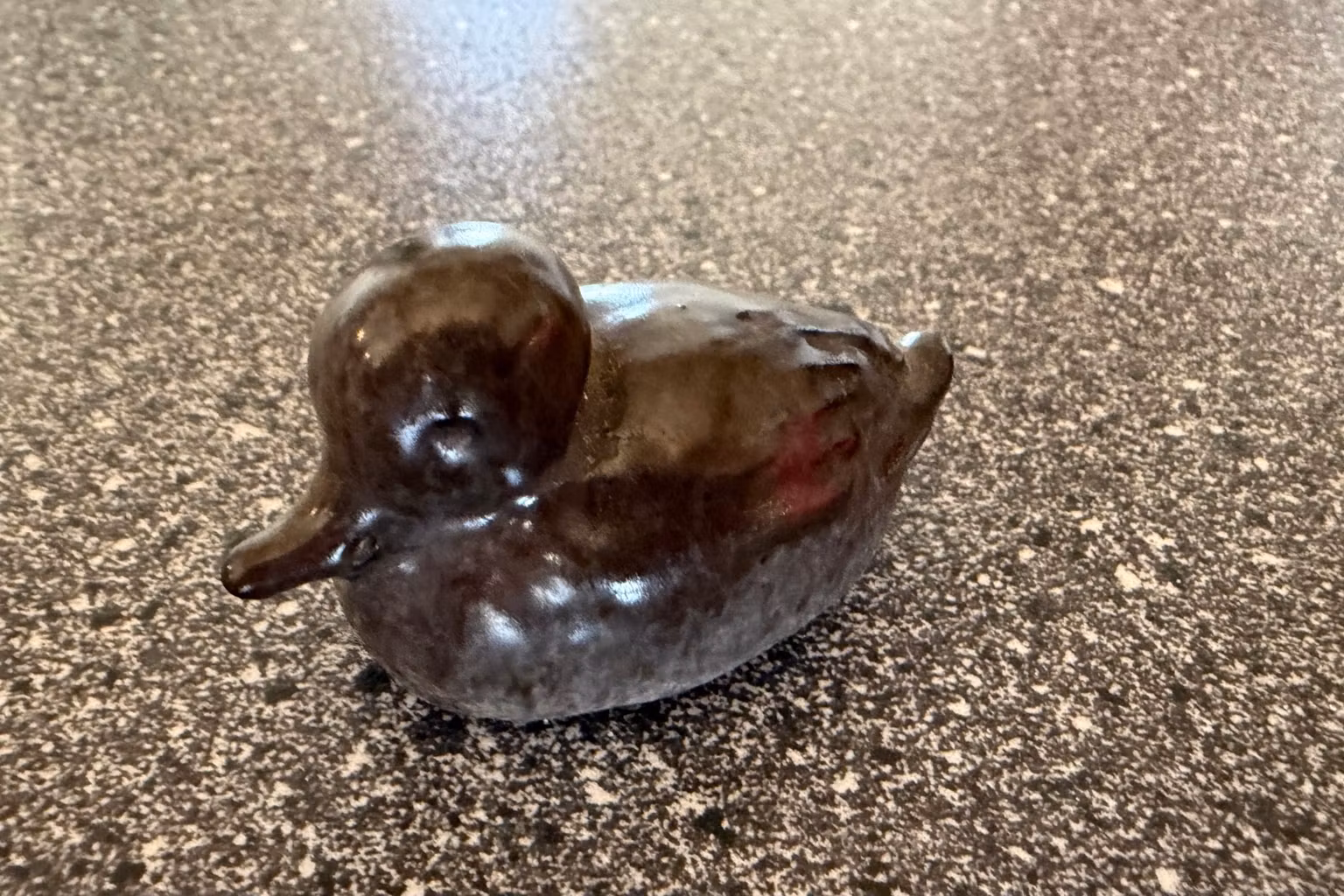 Andefigur i keramik – brun glasur, ca. 9 cm