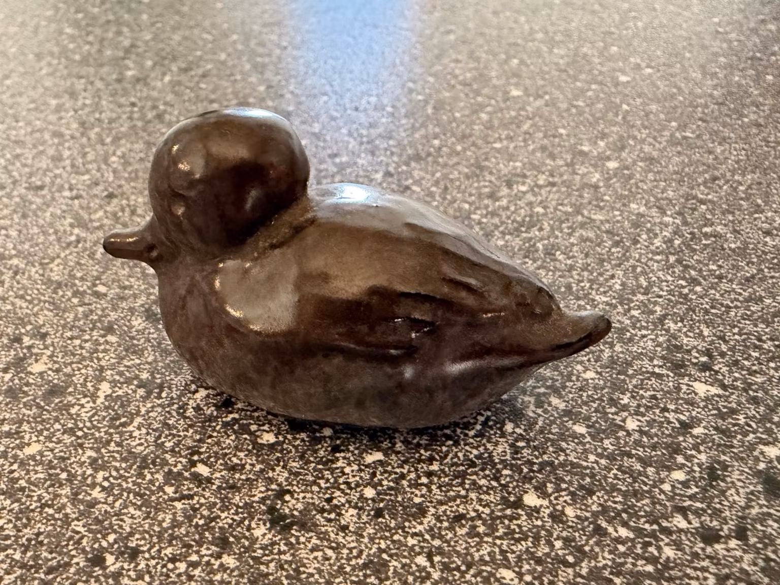 Andefigur i keramik – brun glasur, ca. 9 cm