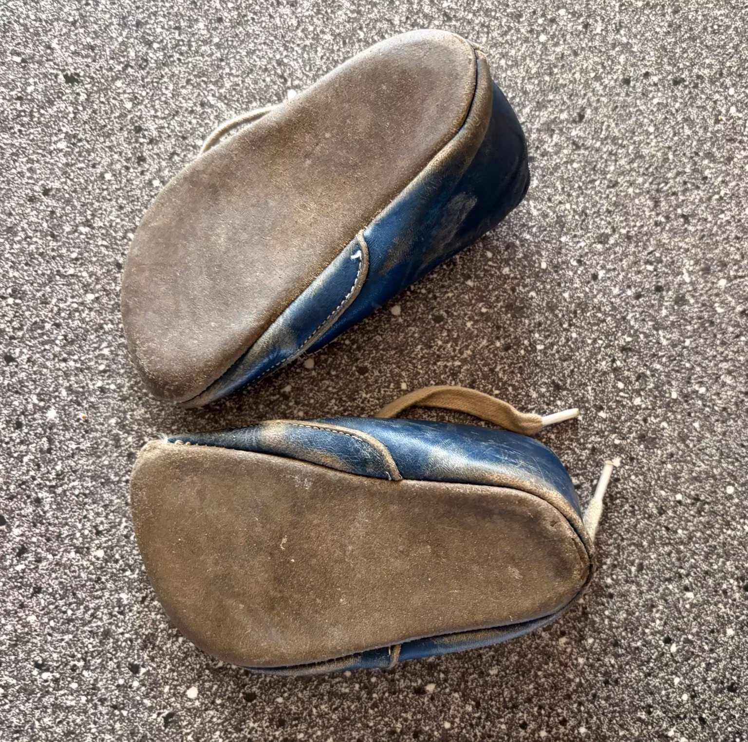 Babysko til dekoration – blå snøresko, ca. 13 cm, med sålskade
