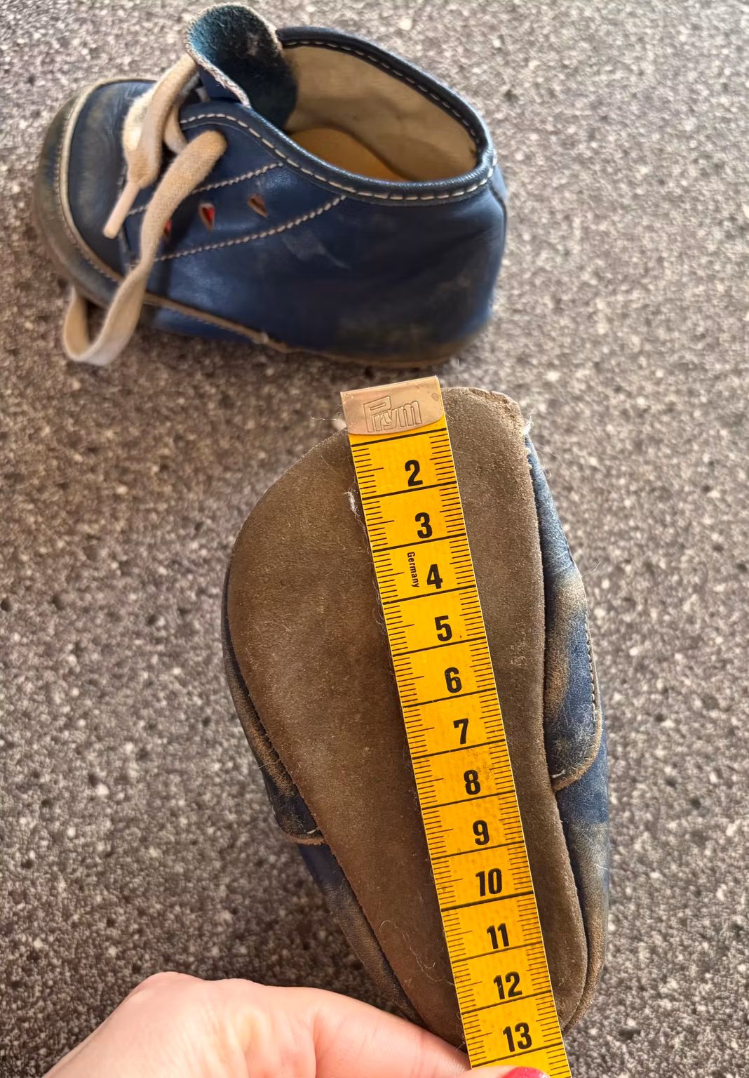 Babysko til dekoration – blå snøresko, ca. 13 cm, med sålskade