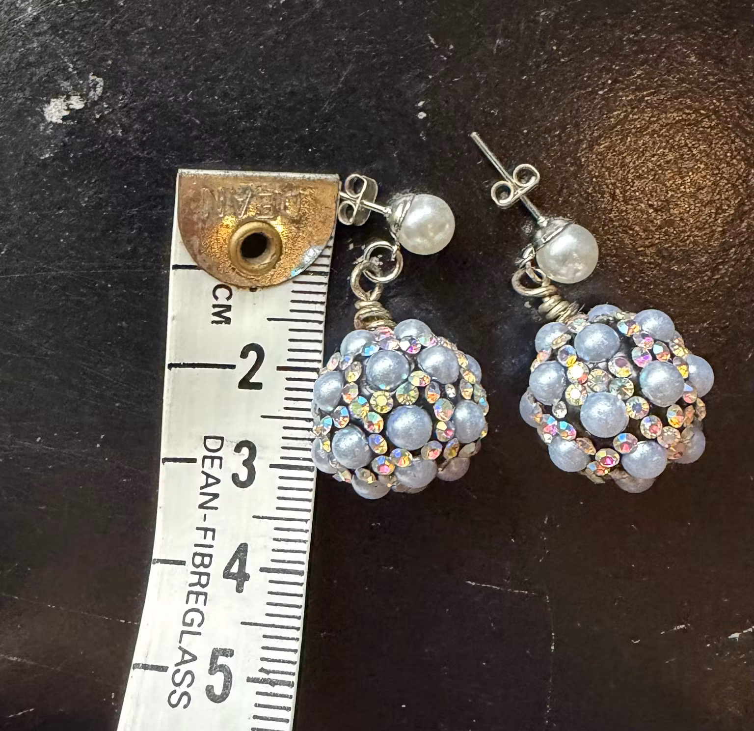 Ørestikker med lyseblå kugler og glitrende detaljer – ca. 3 cm