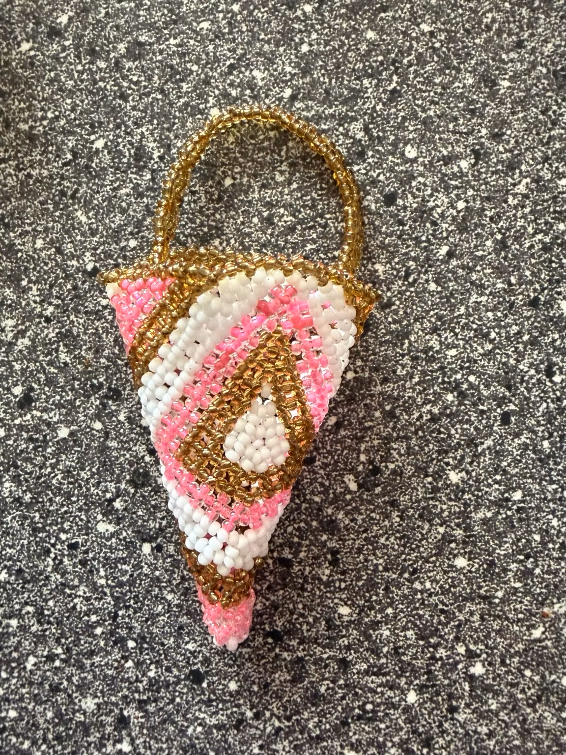 Perlekræmmerhus – rosa, hvid og guldfarvet, ca. 11 cm