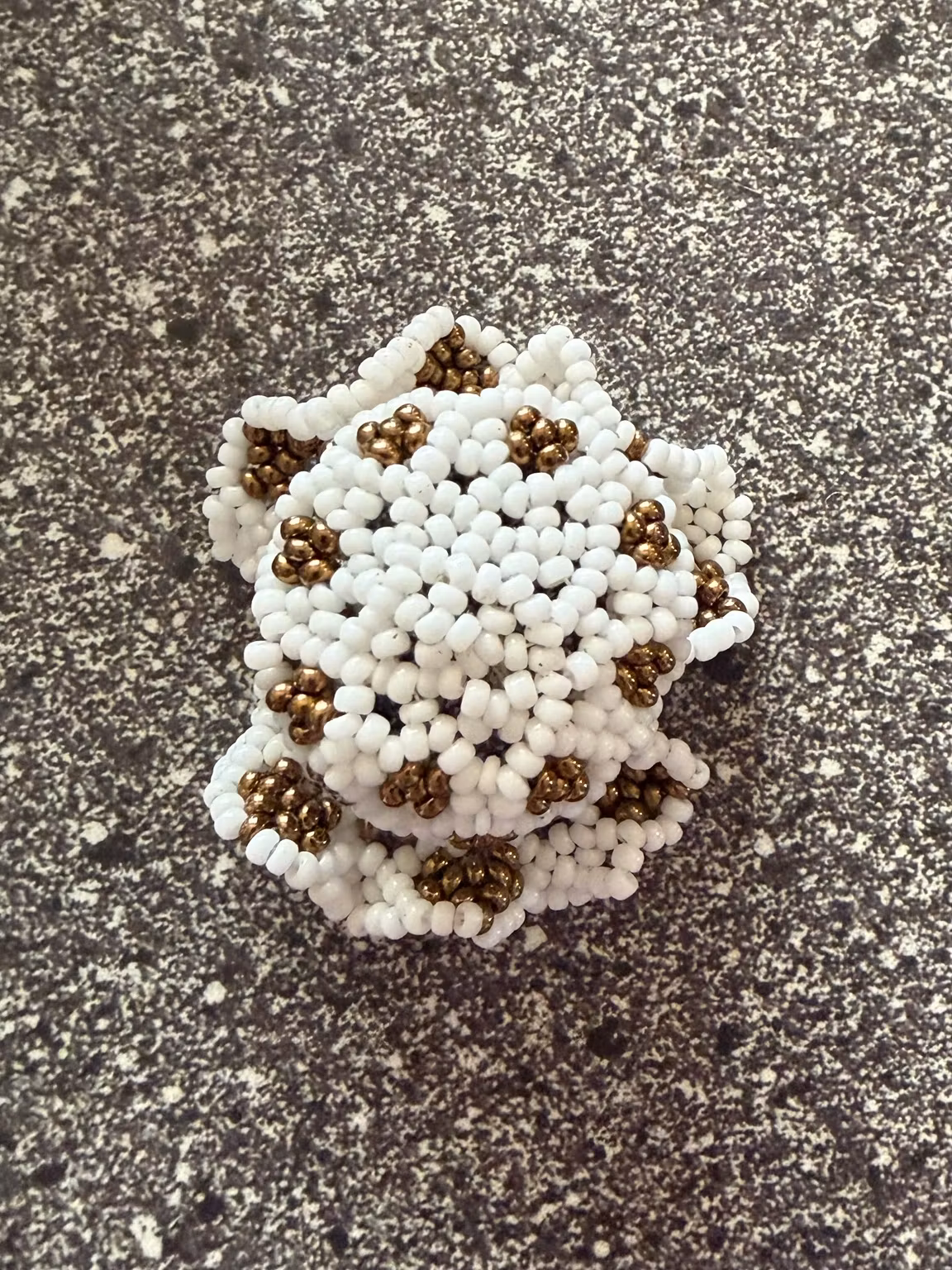 Perlehat – hvid og guldfarvet, ca. 5,5 cm