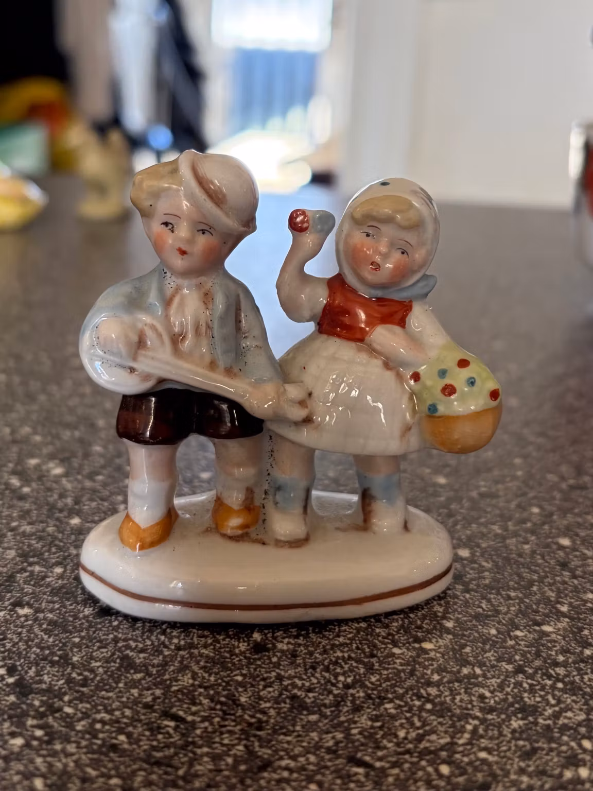 Keramikfigur med dreng og pige – ca. 8,5 cm