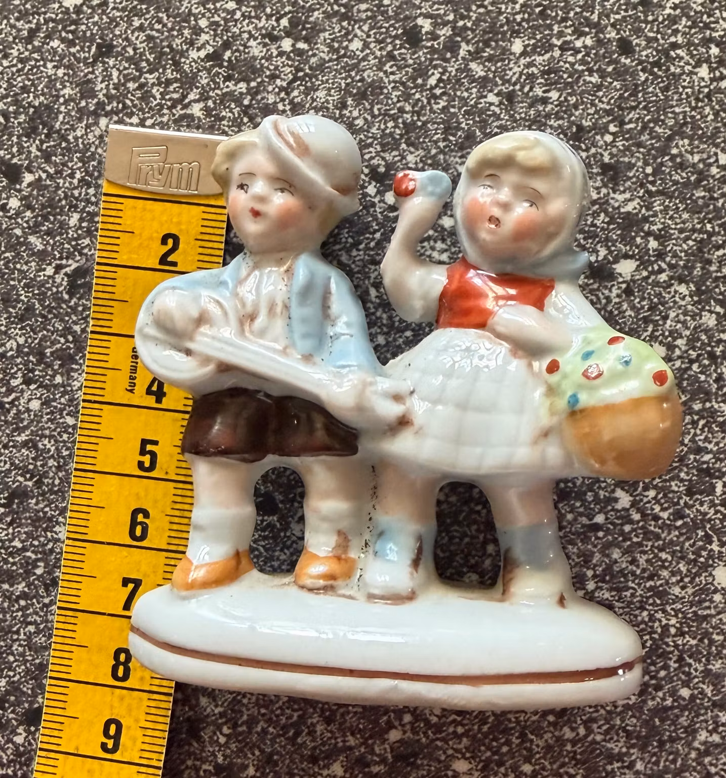 Keramikfigur med dreng og pige – ca. 8,5 cm