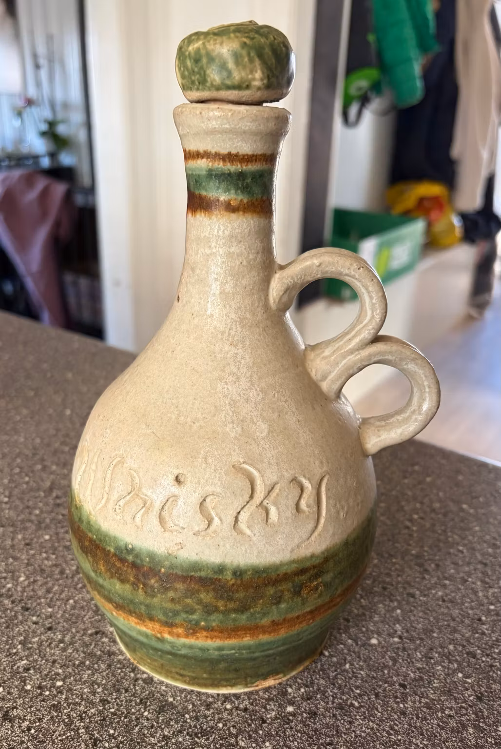Whiskyflaske i keramik – grøn/beige med prop, ca. 26 cm