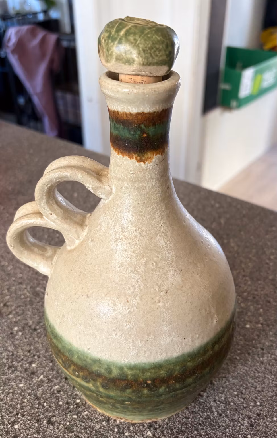 Whiskyflaske i keramik – grøn/beige med prop, ca. 26 cm