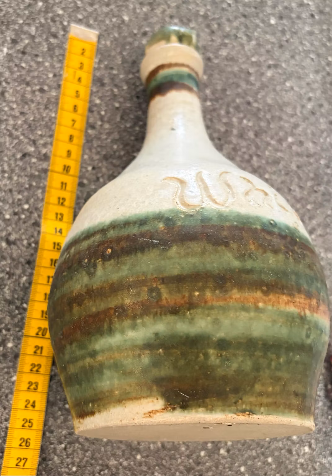 Whiskyflaske i keramik – grøn/beige med prop, ca. 26 cm