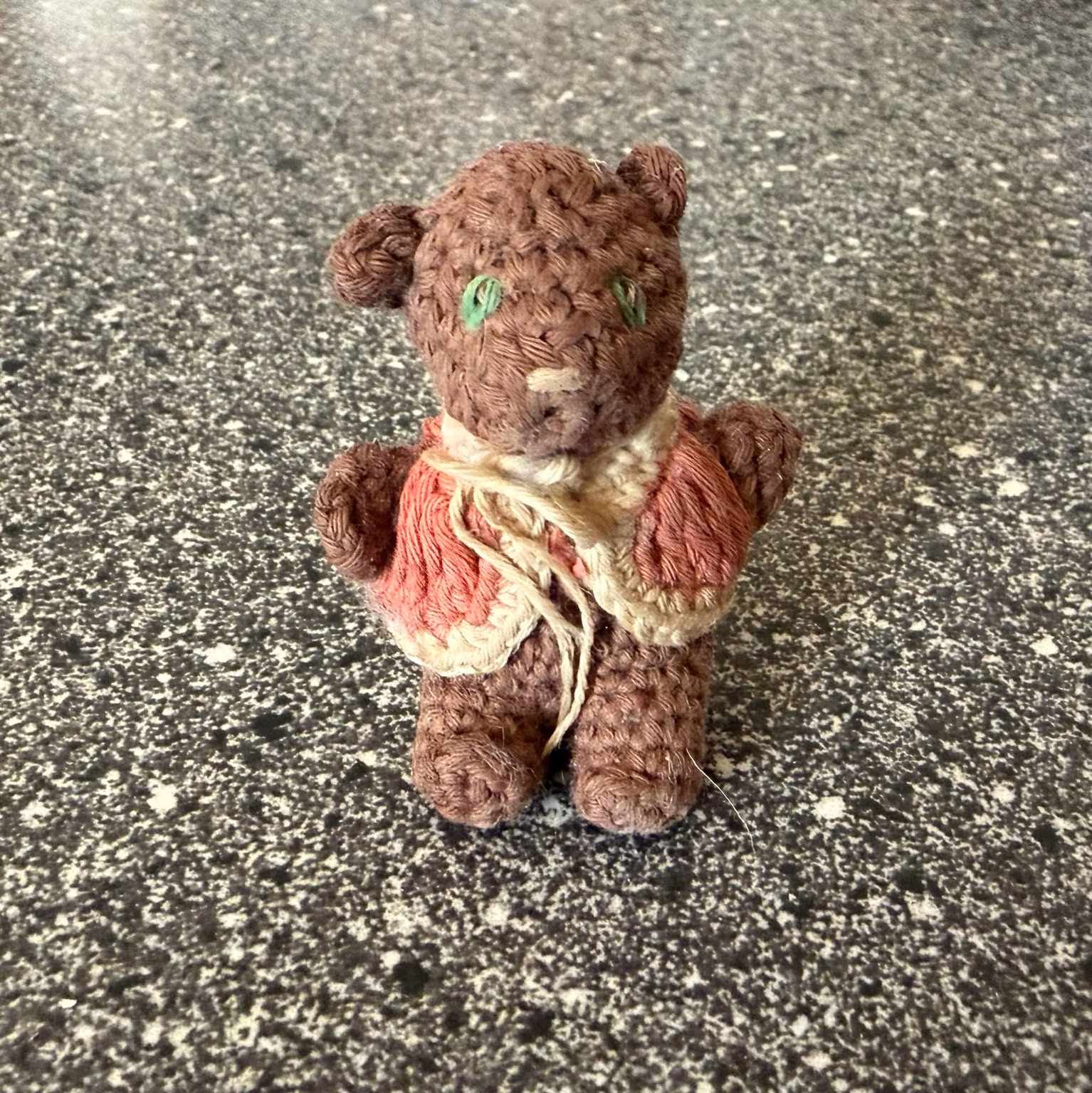Bamsefigur af garn – brun med rød vest, ca. 5,5 cm