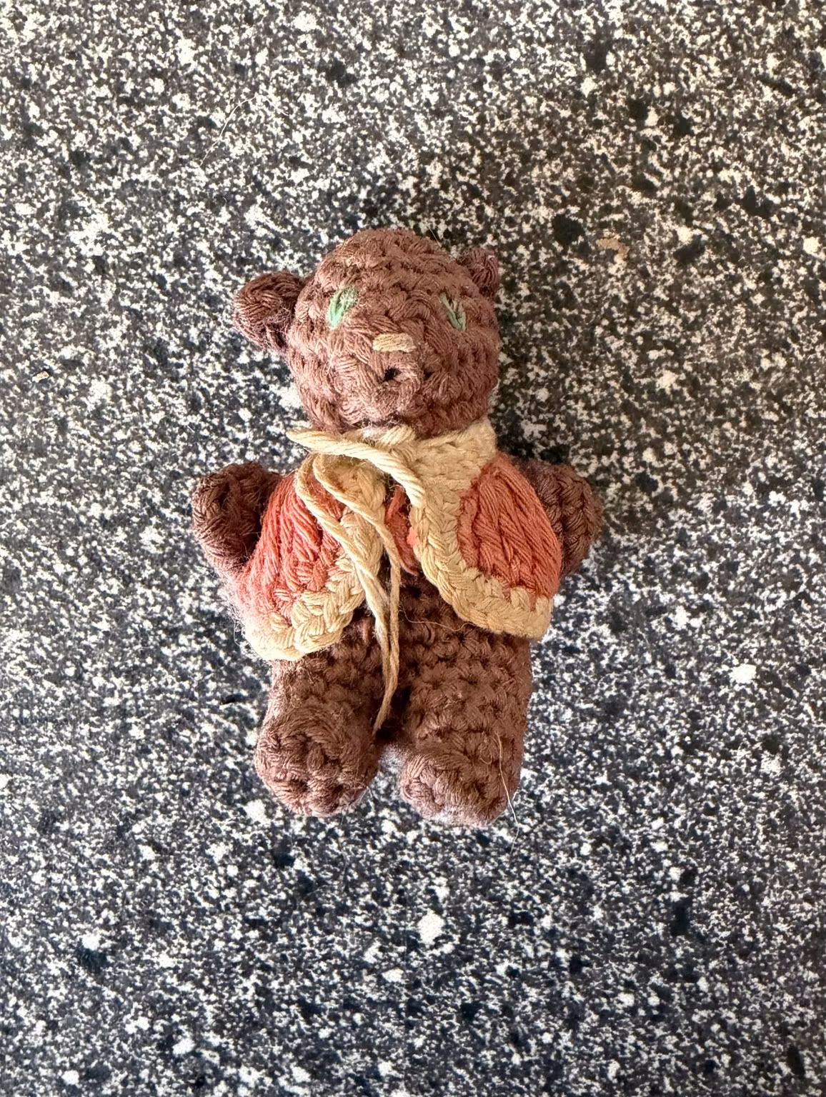 Bamsefigur af garn – brun med rød vest, ca. 5,5 cm