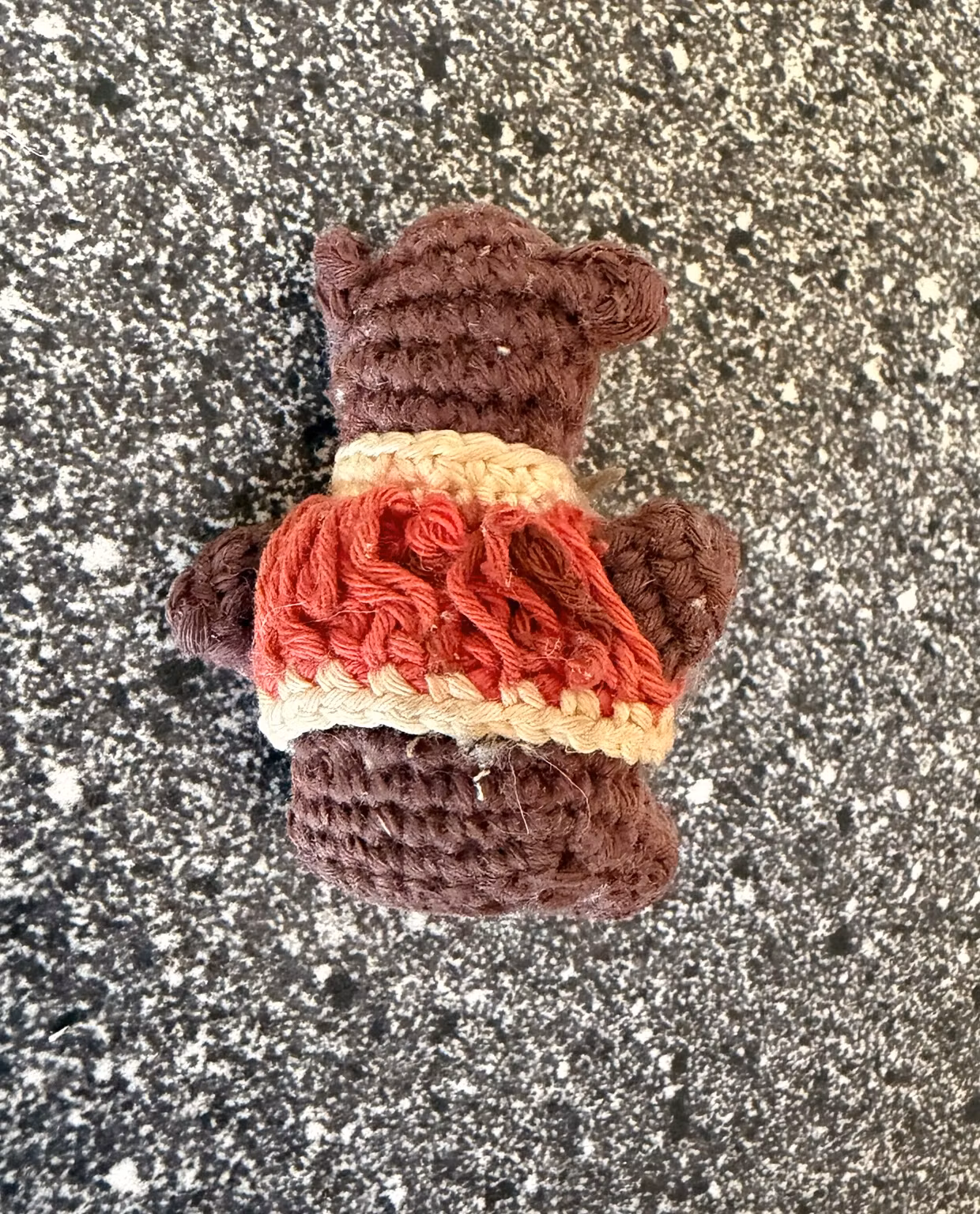 Bamsefigur af garn – brun med rød vest, ca. 5,5 cm
