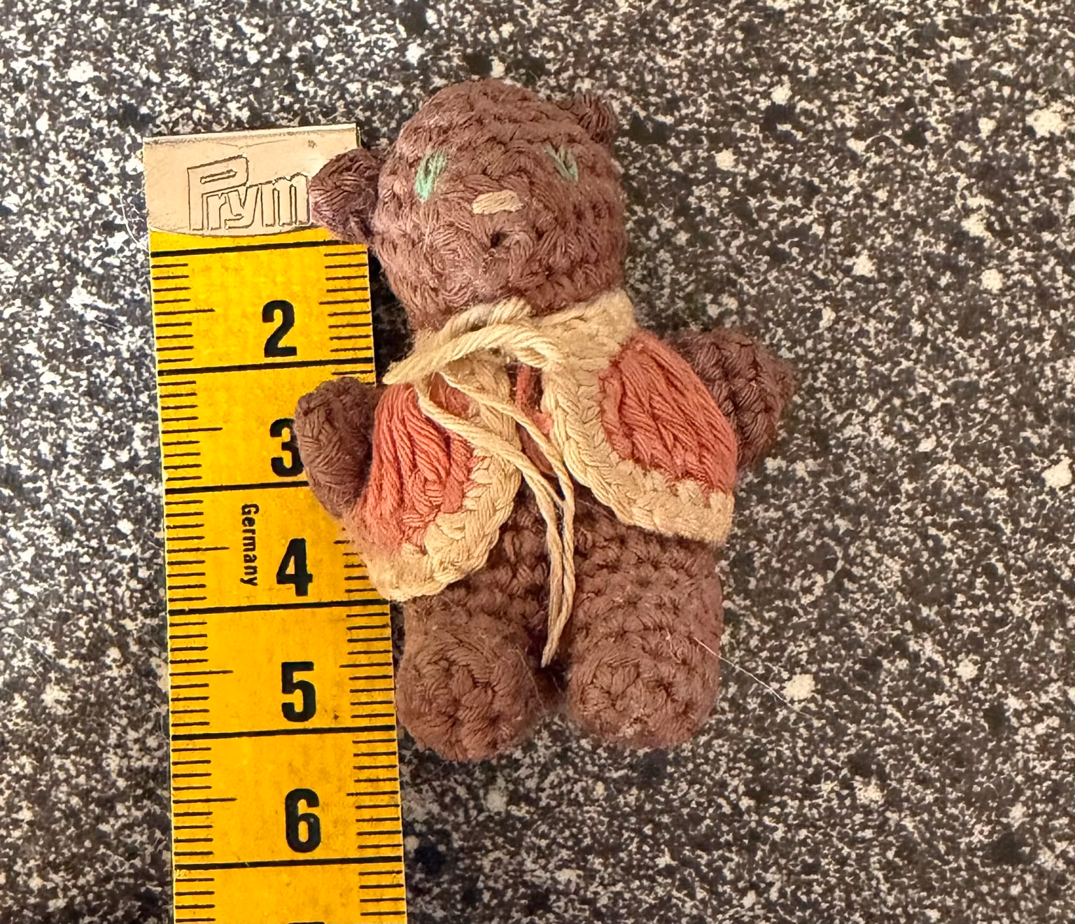 Bamsefigur af garn – brun med rød vest, ca. 5,5 cm