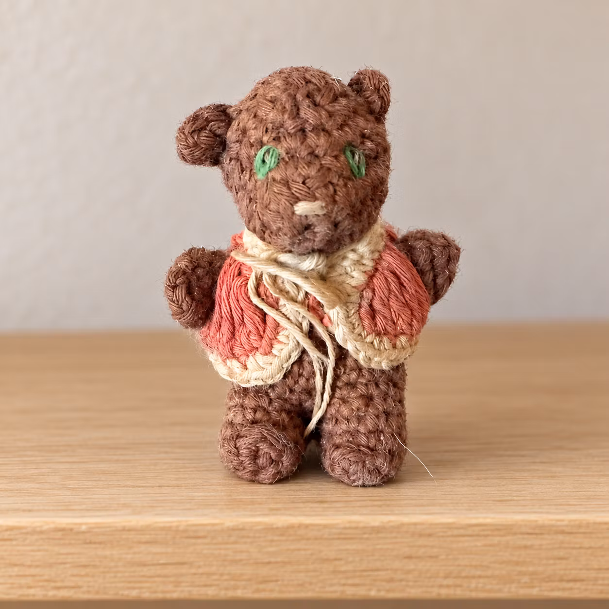 Bamsefigur af garn – brun med rød vest, ca. 5,5 cm