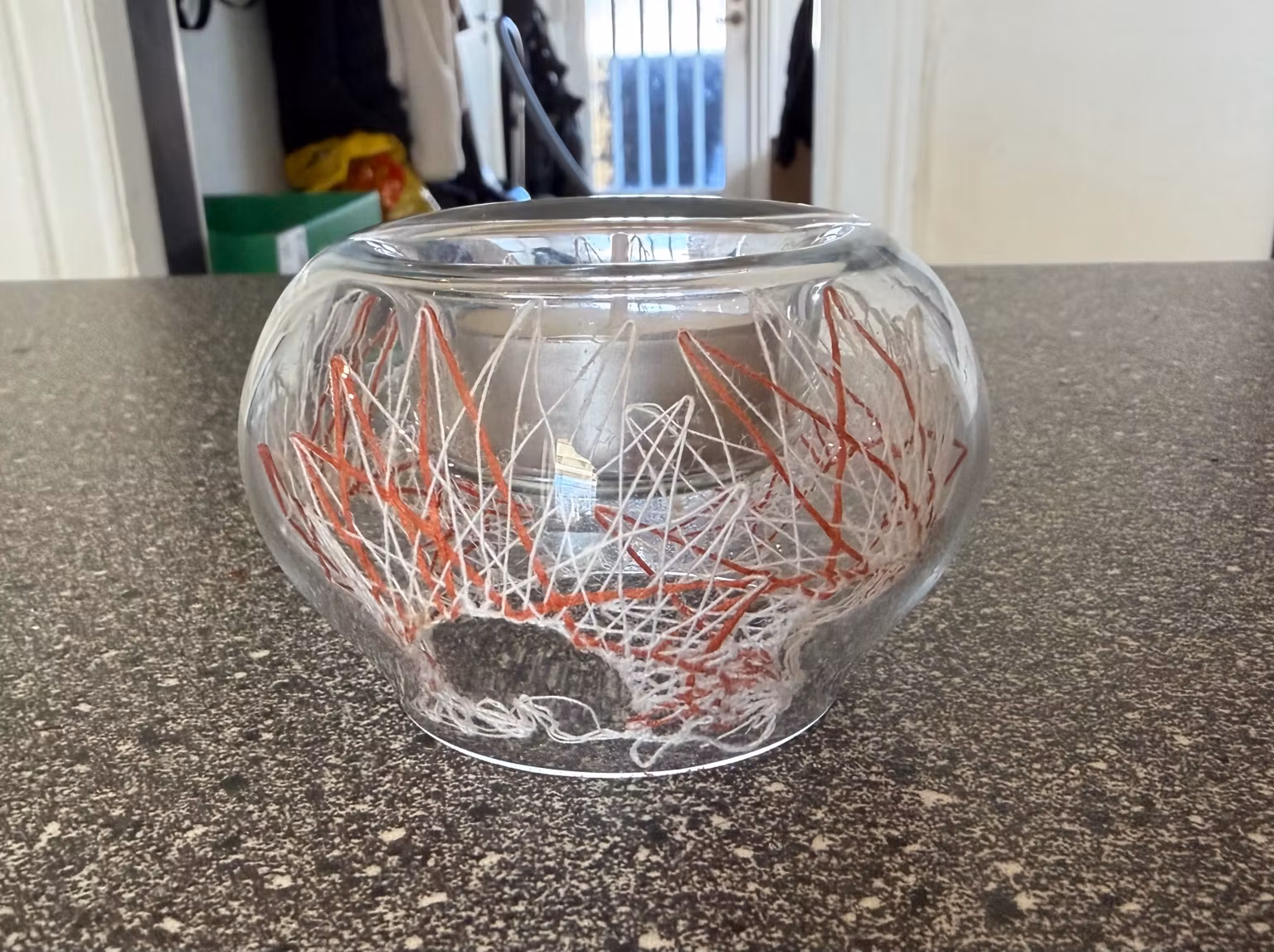 Fyrfadsstage i klart glas med rødt og hvidt mønster – ca. 8 × 6 cm