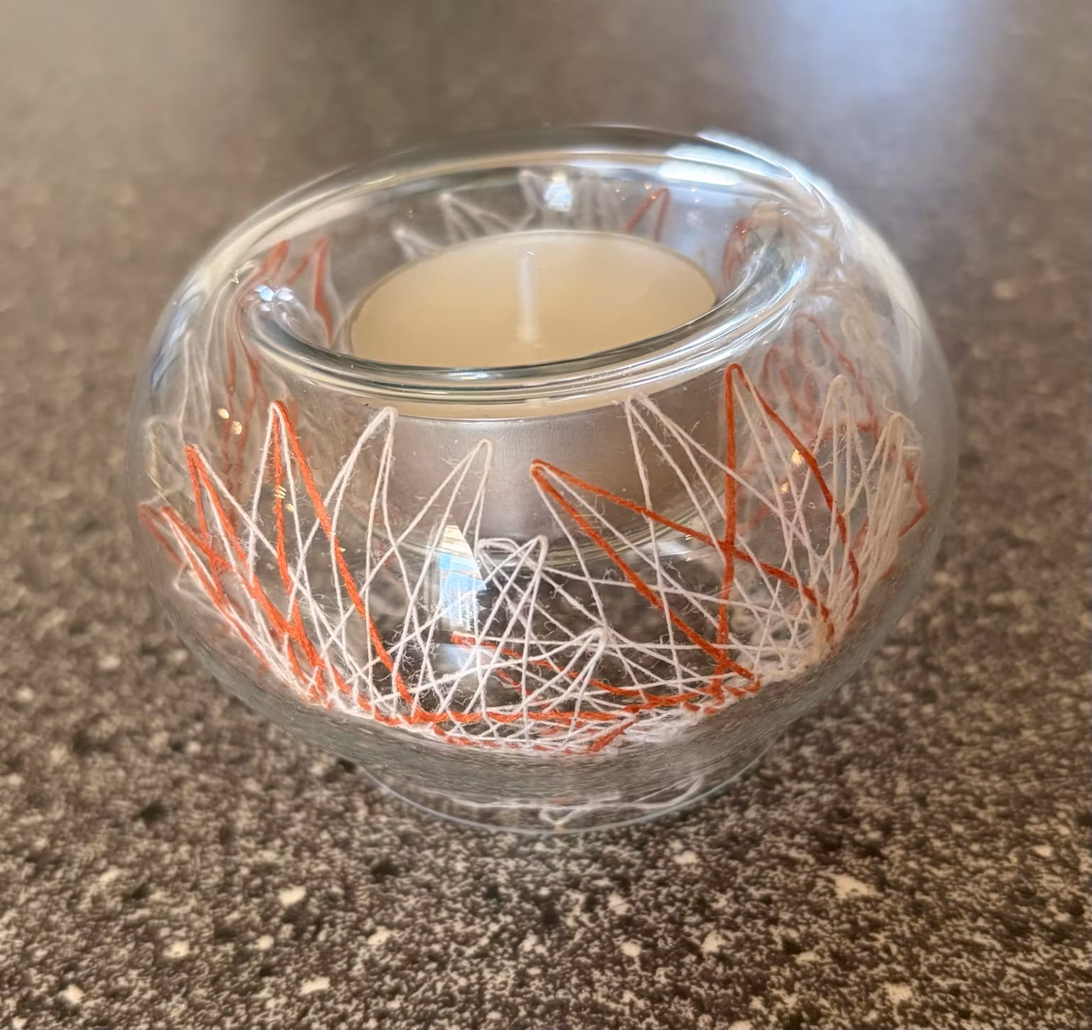 Fyrfadsstage i klart glas med rødt og hvidt mønster – ca. 8 × 6 cm