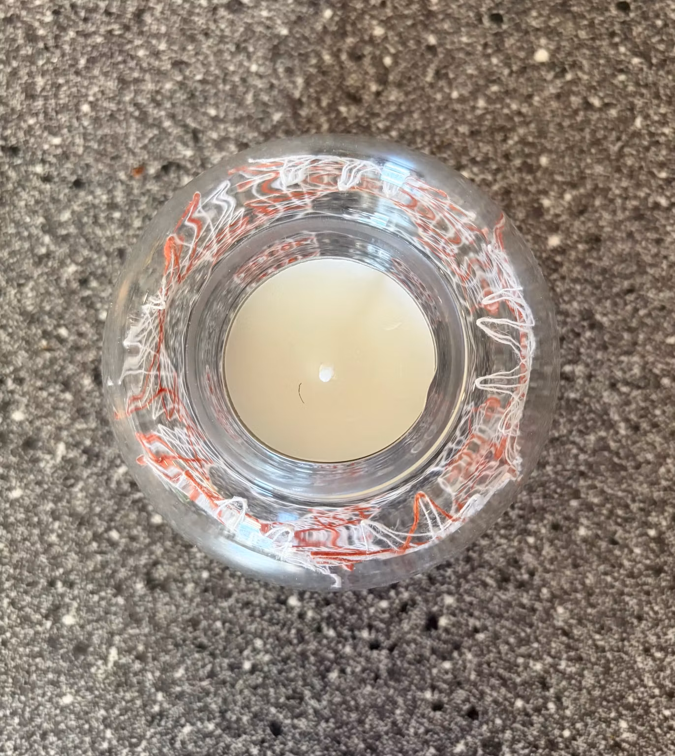 Fyrfadsstage i klart glas med rødt og hvidt mønster – ca. 8 × 6 cm
