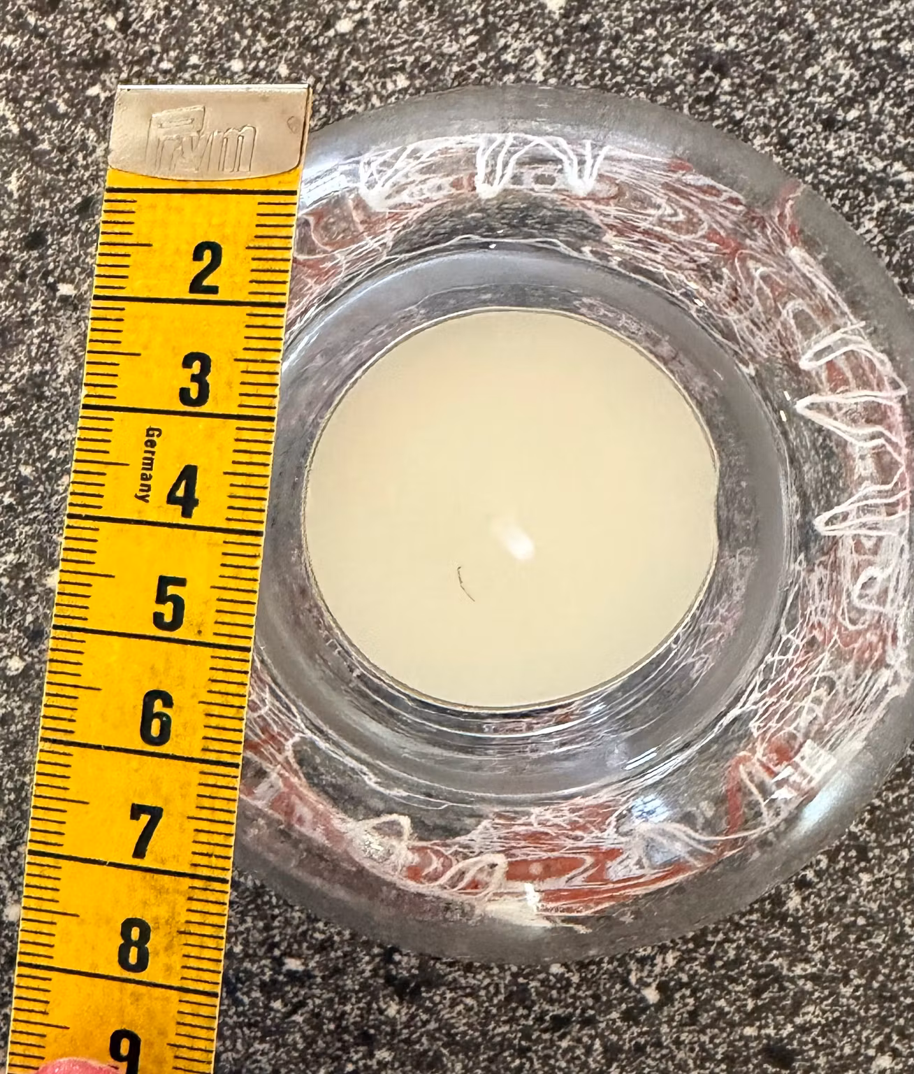 Fyrfadsstage i klart glas med rødt og hvidt mønster – ca. 8 × 6 cm