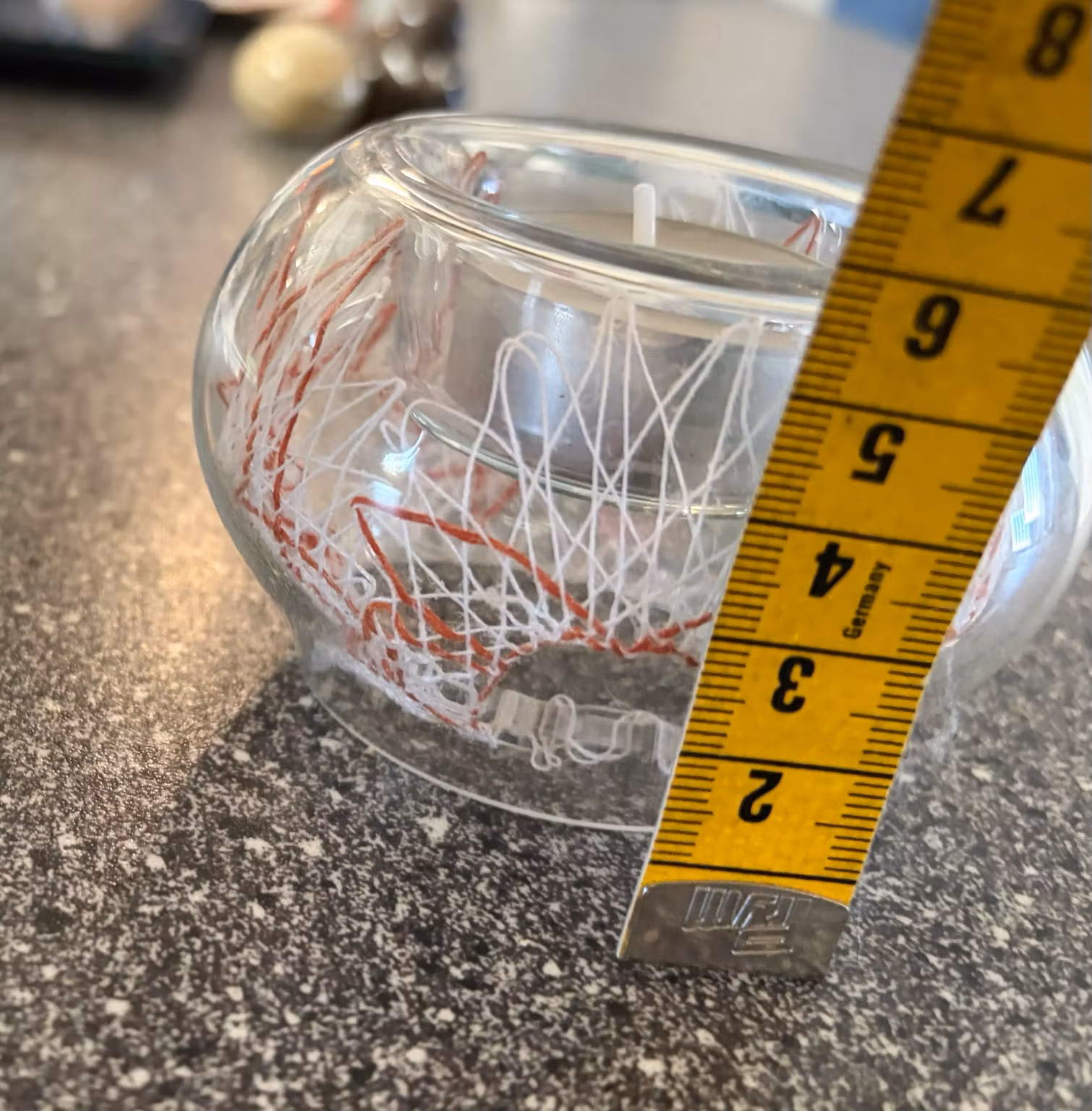 Fyrfadsstage i klart glas med rødt og hvidt mønster – ca. 8 × 6 cm