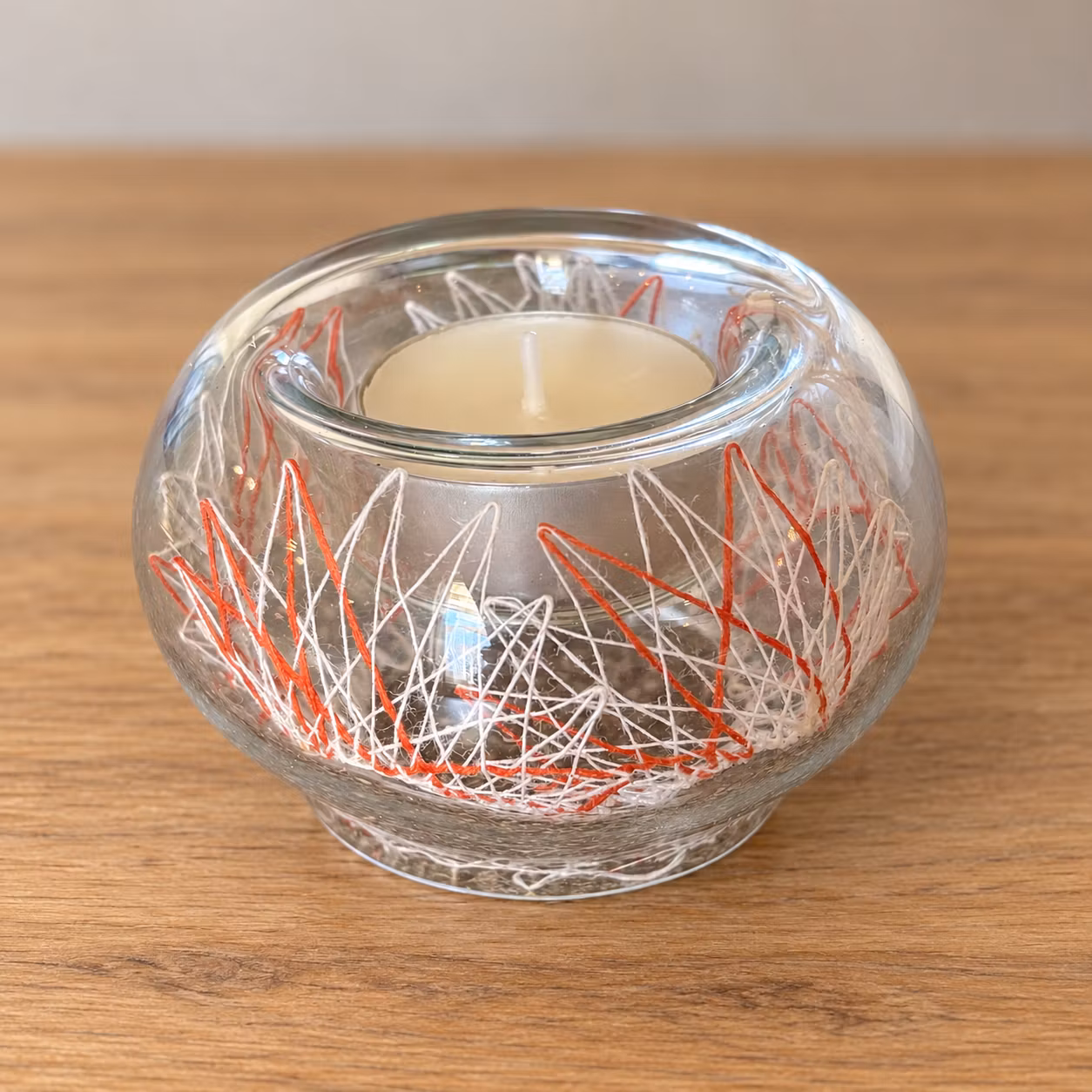 Fyrfadsstage i klart glas med rødt og hvidt mønster – ca. 8 × 6 cm