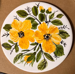 Dekorationsbrik med to gule blomster – ca. Ø 15 cm