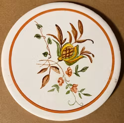 Dekorationsflise H & R Johnson – orange kant og blomster, ca. Ø 15 cm