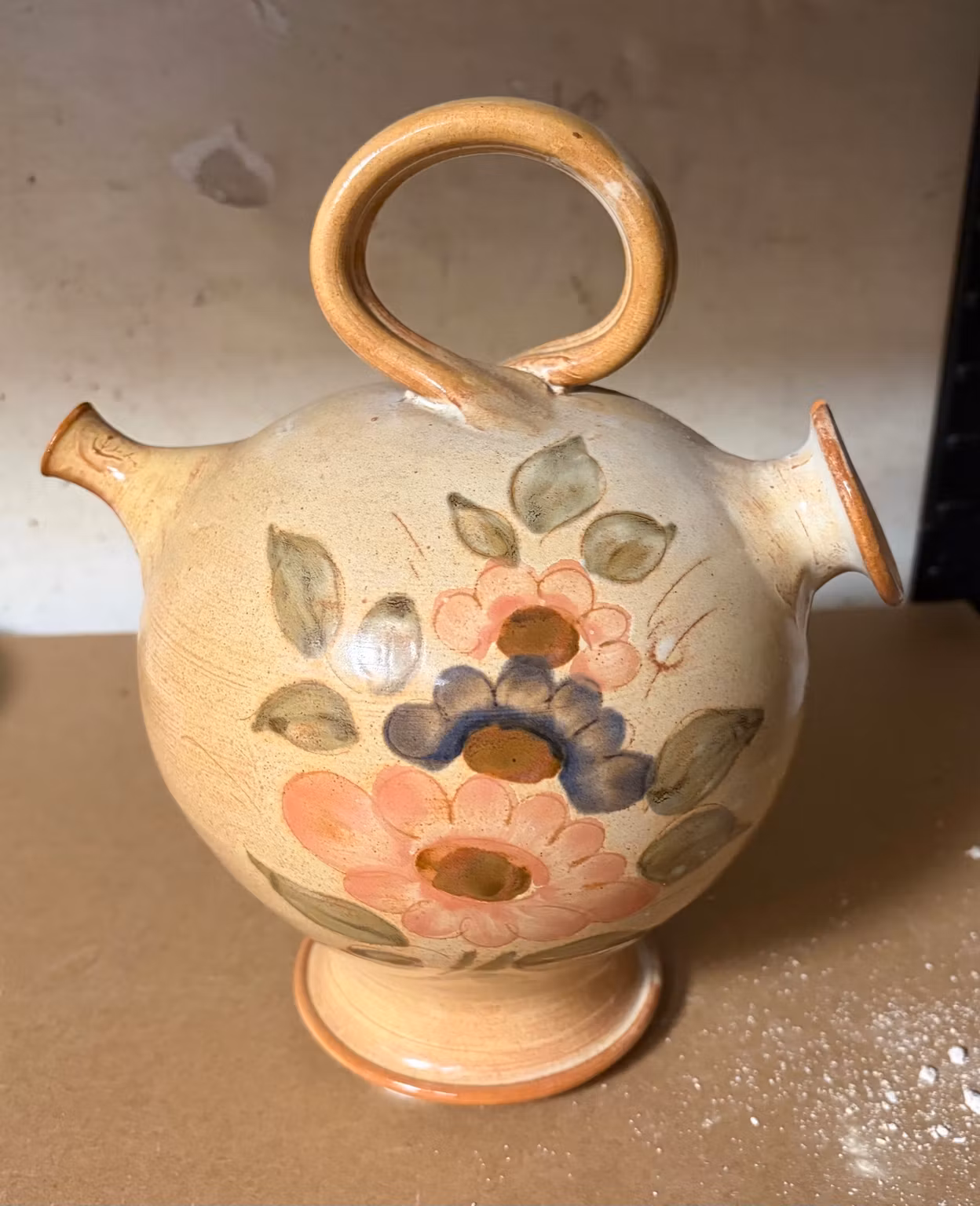 Keramikkande fra La Poterie Provence med ringhank og blomster – ca. 23 cm