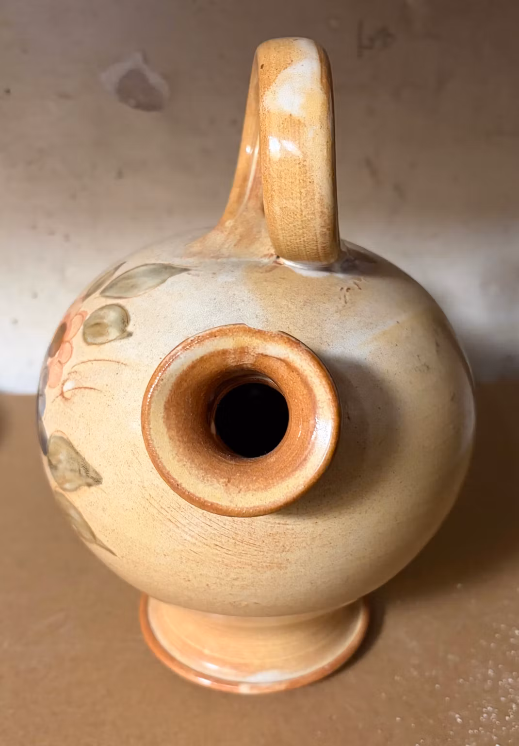 Keramikkande fra La Poterie Provence med ringhank og blomster – ca. 23 cm