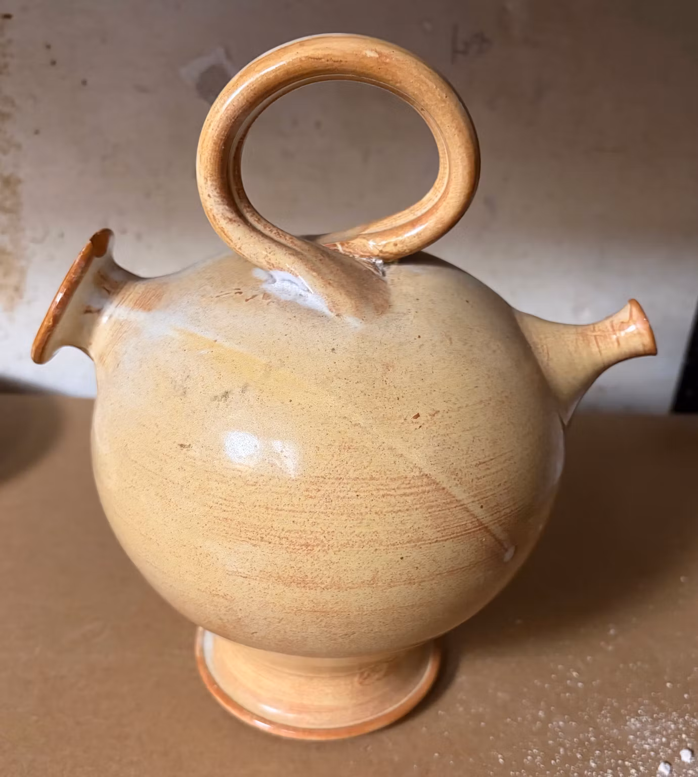 Keramikkande fra La Poterie Provence med ringhank og blomster – ca. 23 cm