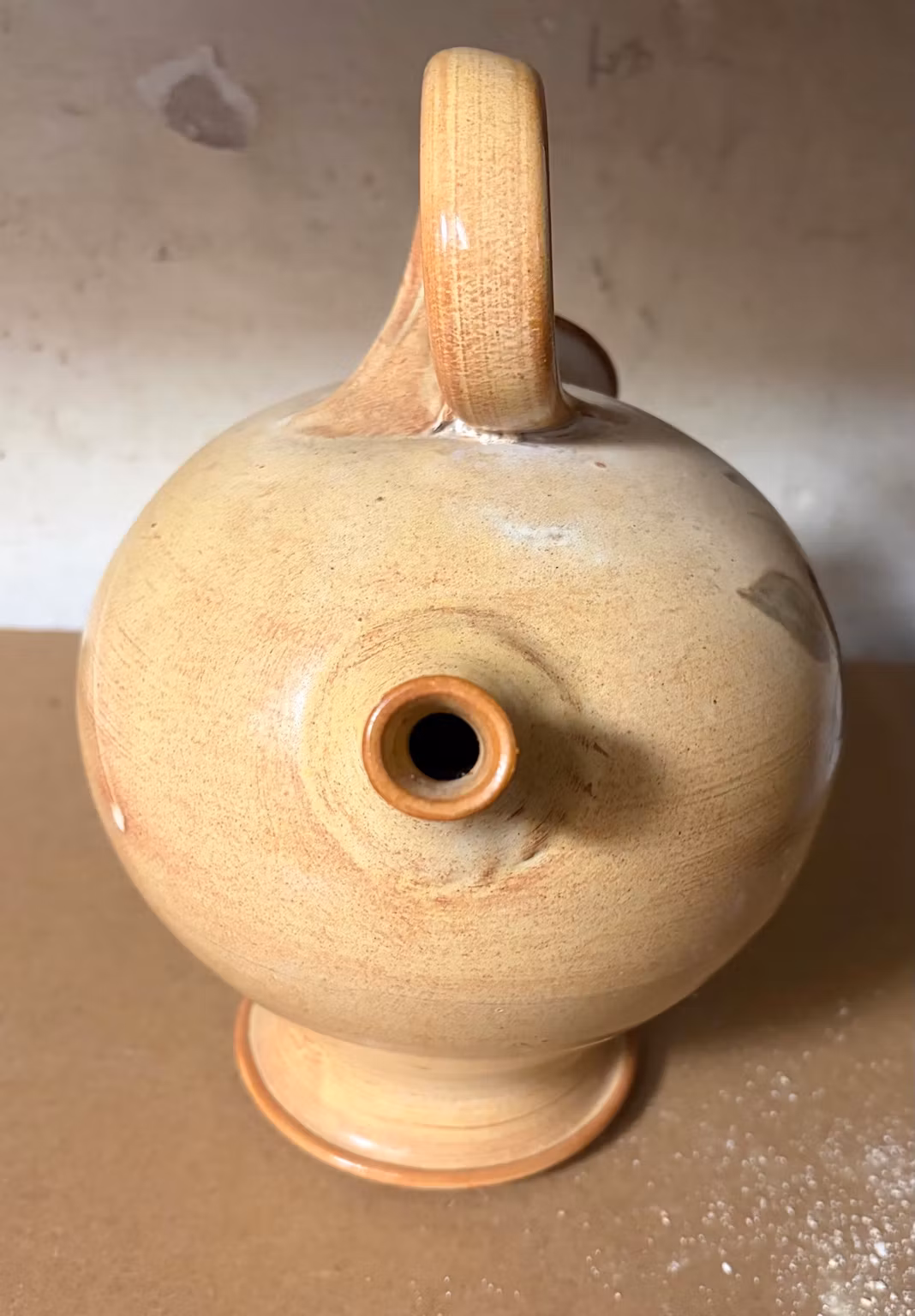 Keramikkande fra La Poterie Provence med ringhank og blomster – ca. 23 cm